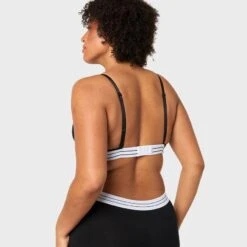 BJØRN BORG Björn Borg Dames Core Original Triangle Bralette Zwart 3 BJØRN BORG Björn Borg Dames Core Original Triangle Bralette Zwart -Boxers Winkel aHR0cHM6Ly93d3cuYm94ZXJzLm5sL21lZGlhL2NhdGFsb2cvcHJvZHVjdC9iL2ovYmpvcm4tYm9yZ18xMDAwMzA3OS1iazAwMV80LmpwZz9zdG9yZT1ib3hlcnNfbmwmaW1hZ2UtdHlwZT1pbWFnZQ