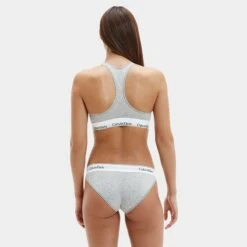 Calvin Klein Dames Bralette Grijs -Boxers Winkel aHR0cHM6Ly93d3cuYm94ZXJzLm5sL21lZGlhL2NhdGFsb2cvcHJvZHVjdC9jL2EvY2FsdmluLWtsZWluX2YzNzg1ZS0wMjBfbW9kZWxfYWNodGVya2FudC5qcGc c3RvcmU9Ym94ZXJzX25sJmltYWdlLXR5cGU9aW1hZ2U