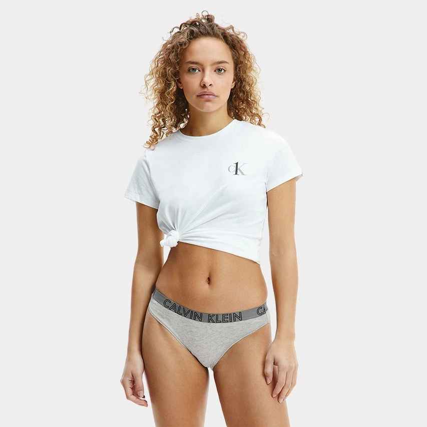 Calvin Klein dames ultimate string grijs Calvin Klein Dames Ultimate String Grijs -Boxers Winkel aHR0cHM6Ly93d3cuYm94ZXJzLm5sL21lZGlhL2NhdGFsb2cvcHJvZHVjdC9jL2EvY2FsdmluLWtsZWluX3FkMzYzNmUtMDIwX21vZGVsX3Zvb3JrYW50LmpwZz9zdG9yZT1ib3hlcnNfbmwmaW1hZ2UtdHlwZT1pbWFnZQ
