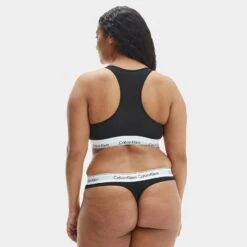 Calvin Klein Dames Plus Size String Zwart 2 Calvin Klein Dames Plus Size String Zwart -Boxers Winkel aHR0cHM6Ly93d3cuYm94ZXJzLm5sL21lZGlhL2NhdGFsb2cvcHJvZHVjdC9jL2EvY2FsdmluLWtsZWluX3FmNTExN2UtMDAxX21vZGVsX2FjaHRlcmthbnQuanBnP3N0b3JlPWJveGVyc19ubCZpbWFnZS10eXBlPWltYWdl