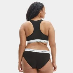 Calvin Klein Dames Plus Size Unlined Bralette Zwart 2 Calvin Klein Dames Plus Size Unlined Bralette Zwart -Boxers Winkel aHR0cHM6Ly93d3cuYm94ZXJzLm5sL21lZGlhL2NhdGFsb2cvcHJvZHVjdC9jL2EvY2FsdmluLWtsZWluX3FmNTExNmUtMDAxX21vZGVsX2FjaHRlcmthbnRfMS5qcGc c3RvcmU9Ym94ZXJzX25sJmltYWdlLXR5cGU9aW1hZ2U