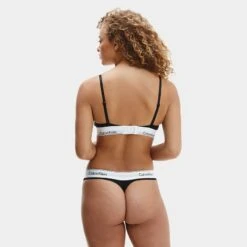 Calvin Klein Dames Lightly Lined Triangle Bralette Zwart 2 Calvin Klein Dames Lightly Lined Triangle Bralette Zwart -Boxers Winkel aHR0cHM6Ly93d3cuYm94ZXJzLm5sL21lZGlhL2NhdGFsb2cvcHJvZHVjdC9jL2EvY2FsdmluLWtsZWluX3FmNTY1MGUtMDAxX21vZGVsX2FjaHRlcmthbnRfMS5qcGc c3RvcmU9Ym94ZXJzX25sJmltYWdlLXR5cGU9aW1hZ2U