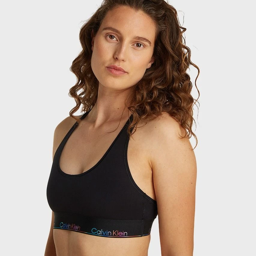 Calvin Klein dames icon bralette pride zwart Calvin Klein Dames Icon Bralette Pride Zwart -Boxers Winkel aHR0cHM6Ly93d3cuYm94ZXJzLm5sL21lZGlhL2NhdGFsb2cvcHJvZHVjdC9jL2EvY2FsdmluLWtsZWluX3FmODE4Ny11YjFfMy5qcGc c3RvcmU9Ym94ZXJzX25sJmltYWdlLXR5cGU9aW1hZ2U