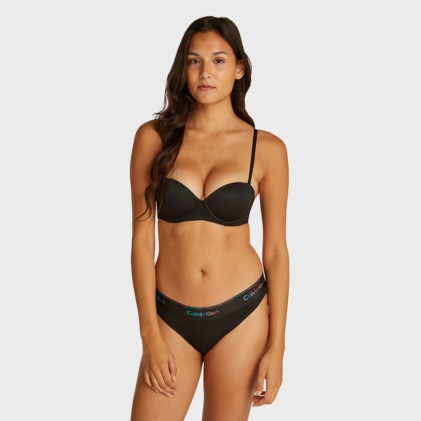 Calvin Klein dames icon slip pride zwart Calvin Klein Dames Icon Slip Pride Zwart -Boxers Winkel aHR0cHM6Ly93d3cuYm94ZXJzLm5sL21lZGlhL2NhdGFsb2cvcHJvZHVjdC9jL2EvY2FsdmluLWtsZWluX3FmODE4OS11YjFfMS5qcGc c3RvcmU9Ym94ZXJzX25sJmltYWdlLXR5cGU9aW1hZ2U