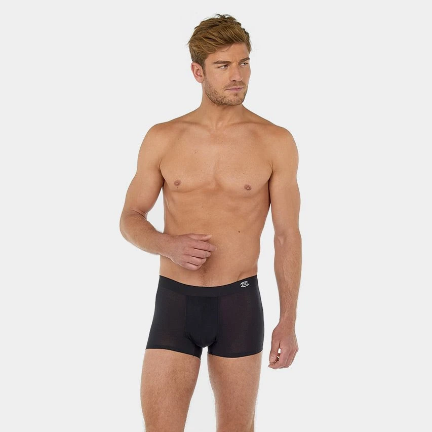 HOM microfiber boxer h-fresh comfort zwart HOM Microfiber Boxer H-fresh Comfort Zwart -Boxers Winkel aHR0cHM6Ly93d3cuYm94ZXJzLm5sL21lZGlhL2NhdGFsb2cvcHJvZHVjdC9oL28vaG9tXzQwMjU5Mi0wMDA0X21vZGVsX3Zvb3JrYW50LmpwZz9zdG9yZT1ib3hlcnNfbmwmaW1hZ2UtdHlwZT1pbWFnZQ
