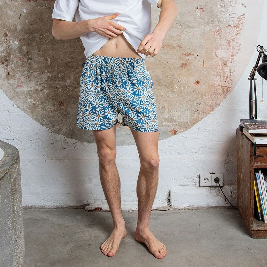 Pockies wijde boxershort daisies blauw Pockies Wijde Boxershort Daisies Blauw -Boxers Winkel aHR0cHM6Ly93d3cuYm94ZXJzLm5sL21lZGlhL2NhdGFsb2cvcHJvZHVjdC9wL28vcG9ja2llc19ibGRhaV81LmpwZz9zdG9yZT1ib3hlcnNfbmwmaW1hZ2UtdHlwZT1pbWFnZQ